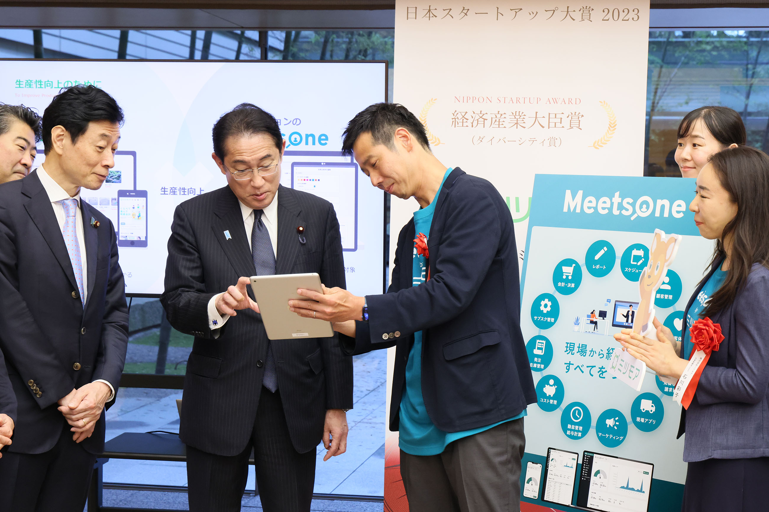Prime Minister Kishida viewing the exhibition booth of award winners (2)