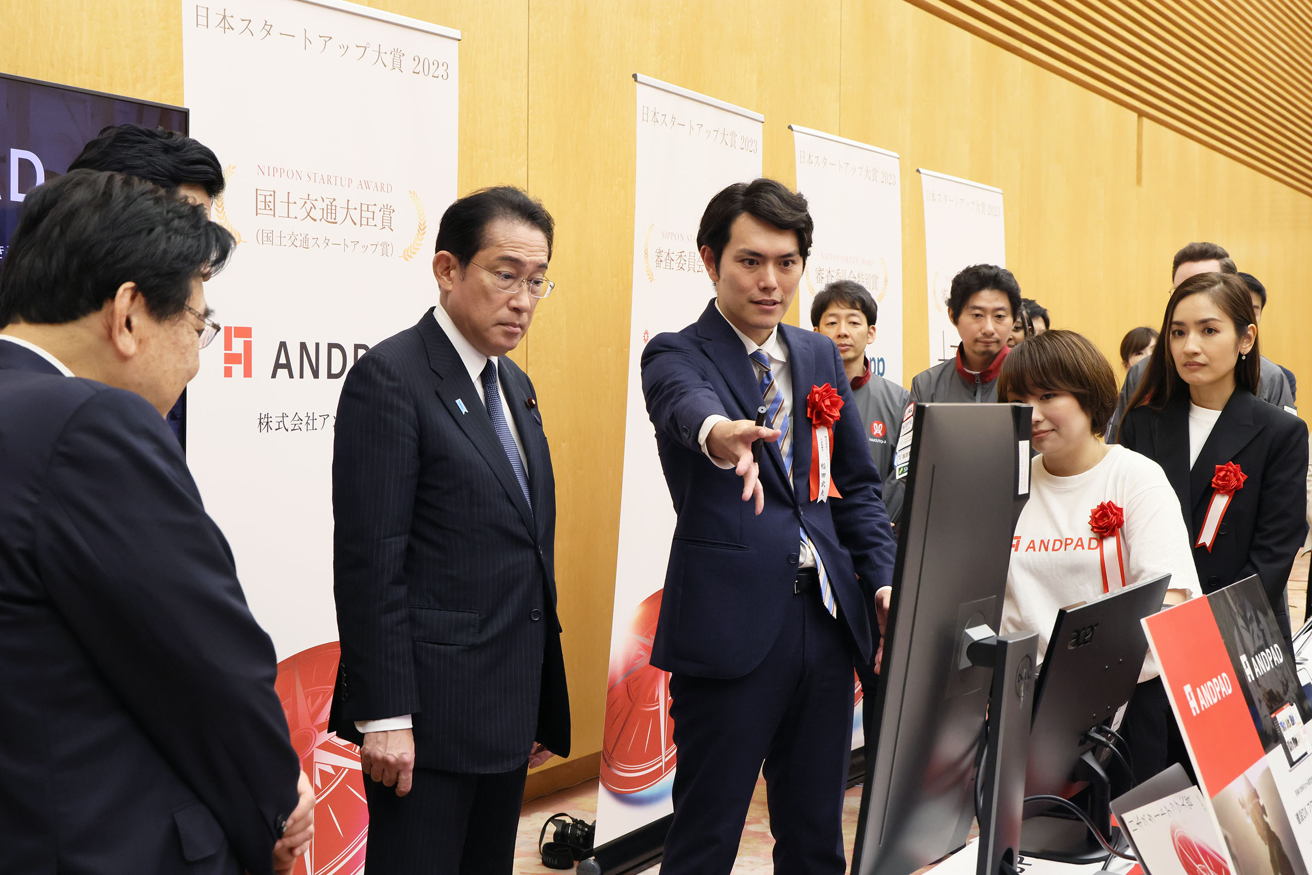 Prime Minister Kishida viewing the exhibition booth of award winners (7)
