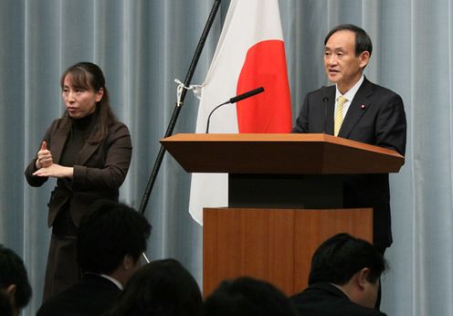 Photograph of Chief Cabinet Secretary Yoshihide Suga announcing the list of Cabinet members