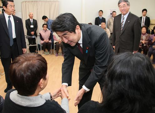 Photograph of the Prime Minister having talks with evacuees at a temporary housing in Kawauchi Village 2