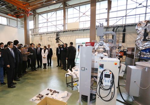 Photograph of the Prime Minister observing a factory in Kawauchi Village