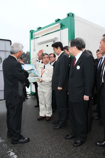 Photograph of the Prime Minister observing a test cultivation facility of a plant factory in Kawauchi Village