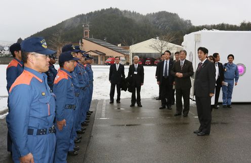 Photograph of the Prime Minister giving words of encouragement at the Futaba County Fire Defense Headquarters