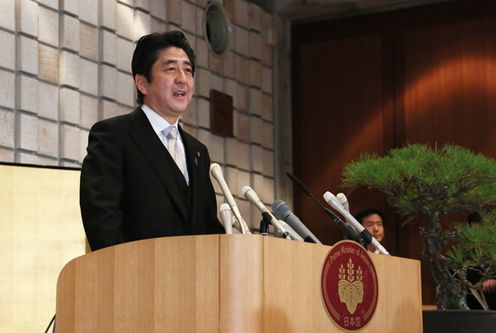 Photograph of the Prime Minister holding the New Year's press conference 1