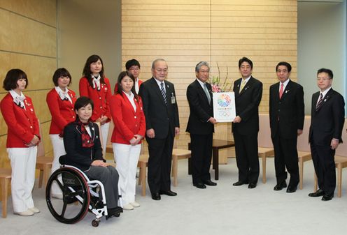 Photograph of Prime Minister Abe receiving a courtesy call from President Takeda of the JOC, and the representative players of the Japanese National Team of the London 2012 Games of the XXX Olympiad and the London 2012 Paralympic Games 1