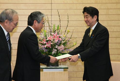 Photograph of Prime Minister Abe receiving a courtesy call from President Takeda of the JOC, and the representative players of the Japanese National Team of the London 2012 Games of the XXX Olympiad and the London 2012 Paralympic Games 2