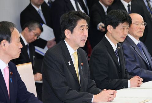 Photograph of Prime Minister Abe receiving a request from the Governor of Okinawa Prefecture, Mr. Hirokazu Nakaima 2