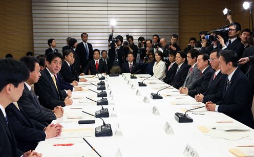 Photograph of the Prime Minister delivering an address at the meeting of the Headquarters for Japan's Economic Revitalization 2