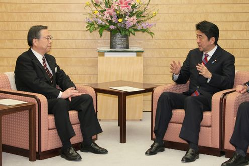Photograph of Prime Minister Abe receiving a courtesy call from the Governor of Fukushima Prefecture, Mr. Yuhei Sato 2