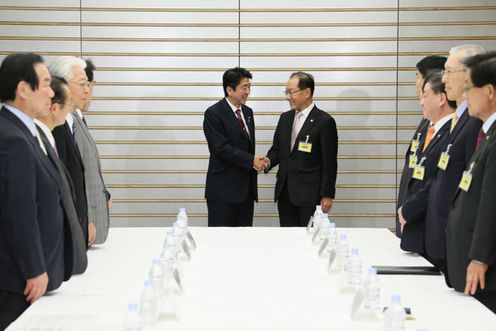 Photograph of the Prime Minister receiving a courtesy call from the Chairman of the South Korea-Japan Parliamentarians' League and Others 1