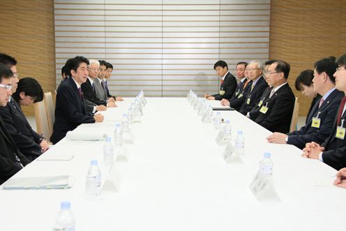 Photograph of the Prime Minister receiving a courtesy call from the Chairman of the South Korea-Japan Parliamentarians' League and Others 2