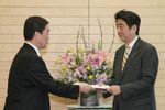 Photograph of Prime Minister Abe receiving a courtesy call from the Governor of Miyagi Prefecture, Mr. Yoshihiro Murai 1