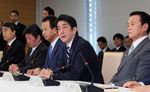 Photograph of the Prime Minister delivering an address at the meeting of the Headquarters for Japan's Economic Revitalization 1