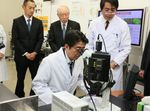 Photograph of the Prime Minister observing the Center for Developmental Biology