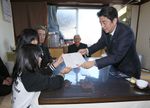 Photograph of the Prime Minister visiting private housing in Watari Town