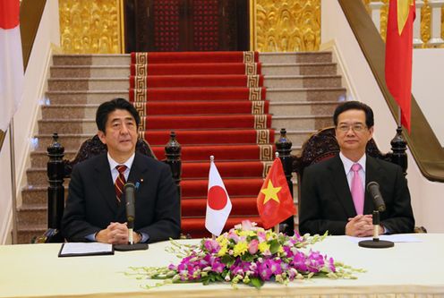 Photograph of the Japan-Viet Nam Joint Press Statement