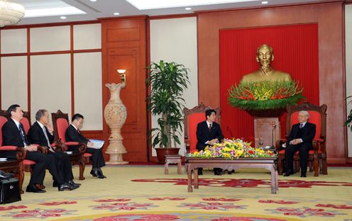 Photograph of Prime Minister Abe holding talks with the General Secretary of the Communist Party of Viet Nam, Dr. Nguyen Phu Trong