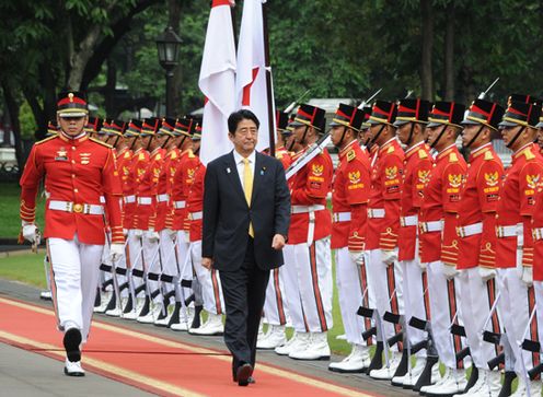 Photograph of the Prime Minister observing the troops at the welcome ceremony