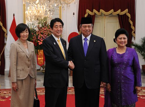 Photograph of the Prime Minister at the photo session after the welcome ceremony