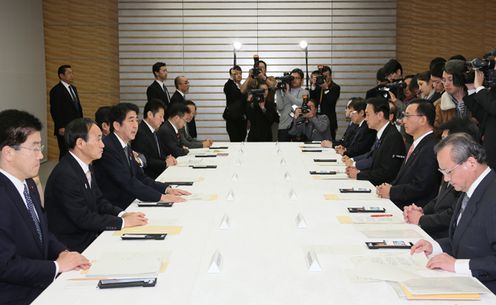 Photograph of the Prime Minister delivering an address at the meeting of the Response Headquarters for the Japanese Nationals Abducted in Algeria 2