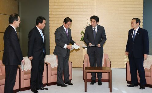 Photograph of the Prime Minister receiving the report of the joint statement 1