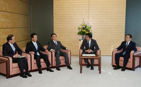 Photograph of the Prime Minister receiving the report of the joint statement 3