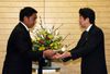 Photograph of Prime Minister Abe receiving the commemorative gift from player Shinnosuke Abe