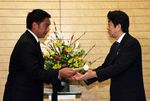 Photograph of Prime Minister Abe receiving the commemorative gift from player Shinnosuke Abe