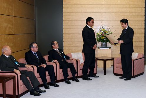 Photograph of Prime Minister Abe presenting the award to player Shinnosuke Abe