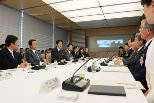 Photograph of the Prime Minister delivering an address at the Industrial Competitiveness Council 3
