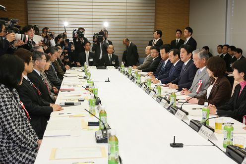Photograph of the Prime Minister delivering an address at the Regulatory Reform Council 2