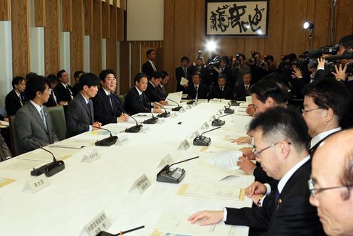 Photograph of the Prime Minister delivering an address at a meeting of the Strategic Headquarters for Space Development 2