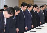 Photograph of the Prime Minister offering a silent prayer at the meeting of the Response Headquarters for the Japanese Nationals Abducted in Algeria 1
