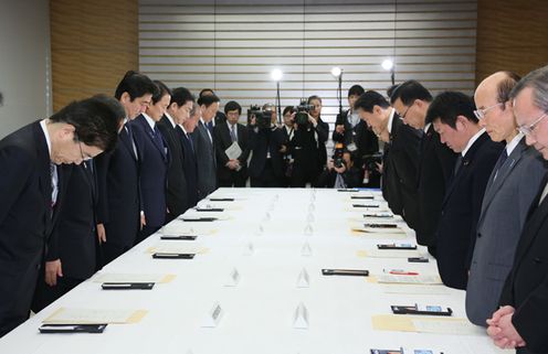Photograph of the Prime Minister offering a silent prayer at the meeting of the Response Headquarters for the Japanese Nationals Abducted in Algeria 2