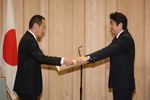 Photograph of Prime Minister Abe presenting the certificate of honor to Professor Shinya Yamanaka
