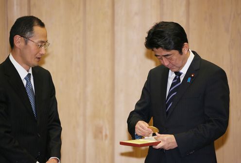 Photograph of the Prime Minister taking a look at the medal for the Nobel Prize in Physiology or Medicine