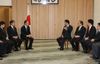 Photograph of Prime Minister Abe enjoying conversation with Professor Shinya Yamanaka