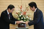 Photograph of Prime Minister Abe hearing a request from the Governor of Fukui Prefecture, Mr. Issei Nishikawa 1