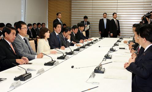 Photograph of the Prime Minister delivering an address at the meeting of the Headquarters for the Promotion of Administrative Reform 2