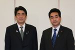 Photograph of the Prime Minister attending a commemorative photograph session with the Parliamentary Secretary Manabu Sakai 1