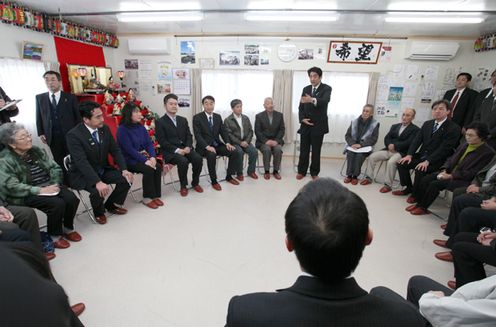 Photograph of the Prime Minister having talks with the residents of temporary housing 1