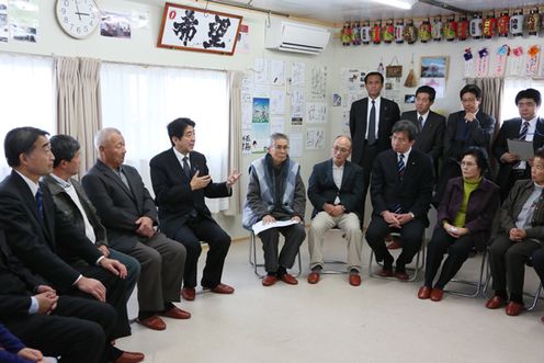 Photograph of the Prime Minister having talks with the residents of temporary housing 2