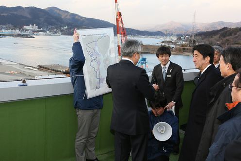 Photograph of Prime Minister Abe receiving an explanation on the progress of reconstruction from the Mayor of Kesennuma City, Mr. Shigeru Sugawara