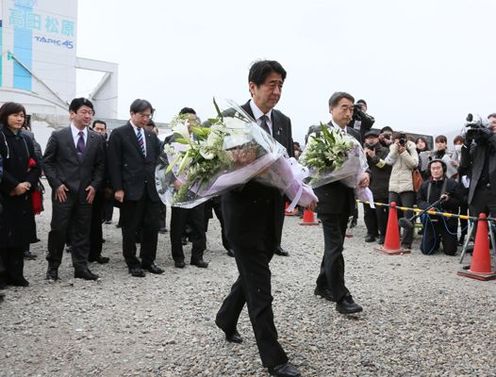 Photograph of the Prime Minister offering flowers at the memorial facility 1