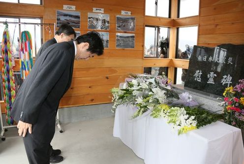 Photograph of the Prime Minister offering flowers at the memorial facility 2