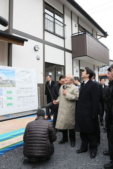 Photograph of the Prime Minister observing public housing for disaster-stricken households 1