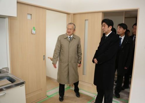 Photograph of the Prime Minister observing public housing for disaster-stricken households 2
