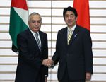 Photograph of Prime Minister Abe shaking hands with the Prime Minister of the Palestinian Authority, Dr. Salam Fayyad