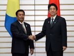 Photograph of Prime Minister Abe shaking hands with the President of the Republic of Palau, Mr. Tommy E. Remengesau, Jr.