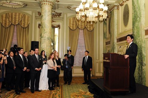 Photograph of the Prime Minister attending a reception with personnel engaged in Japan-U.S. exchanges